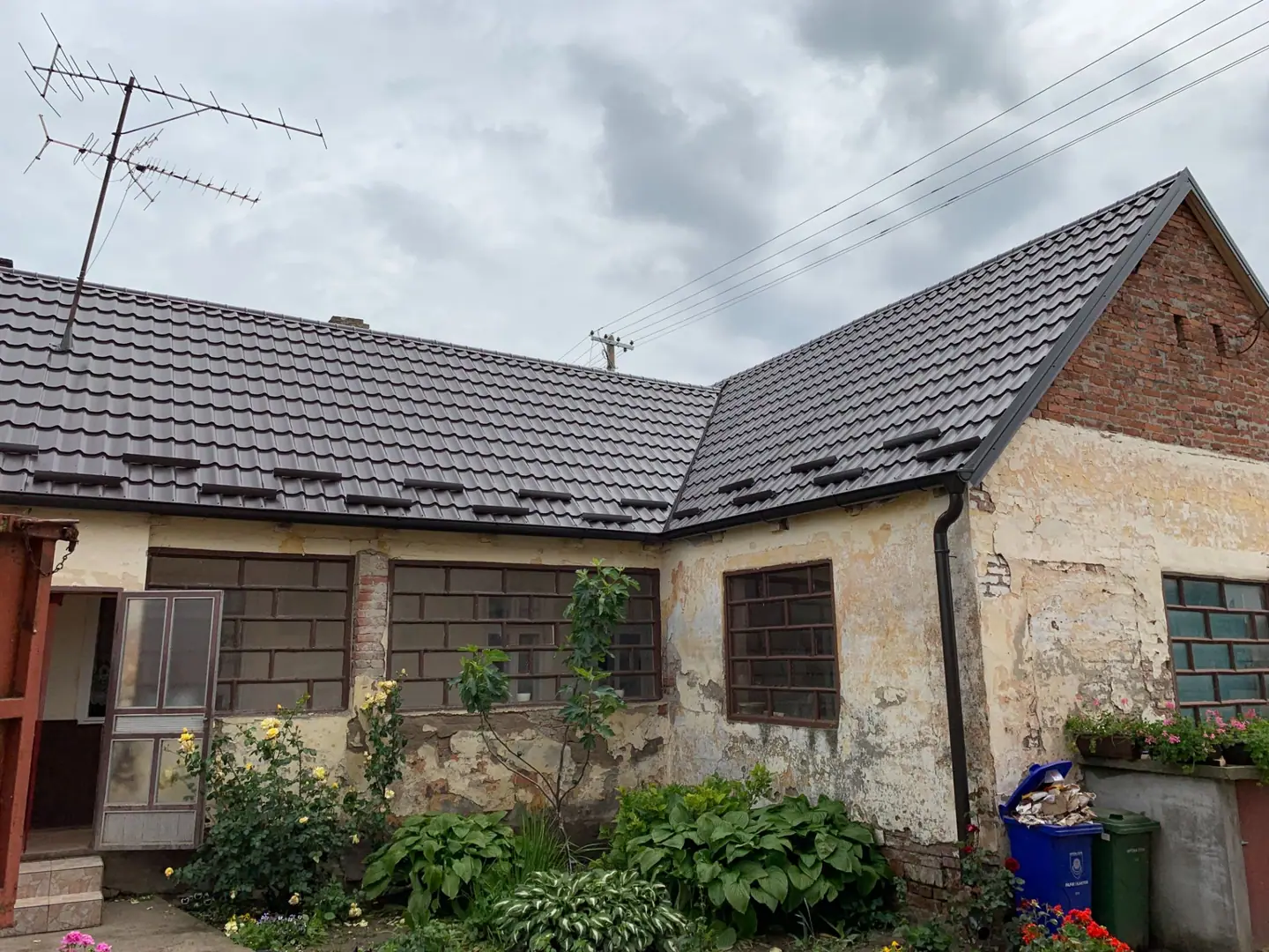 Starija kuća s novim krovom od tamne limene crijep ploče